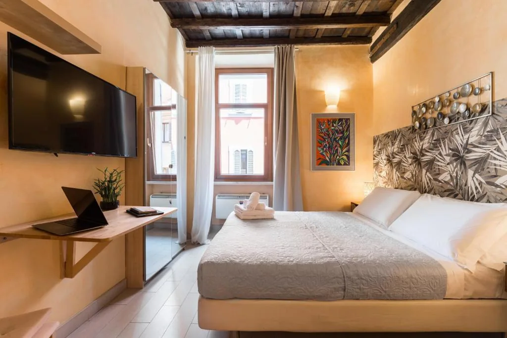 Camera Economy con Bagno Privato Esterno — TrinitaDeiMonti Guest House