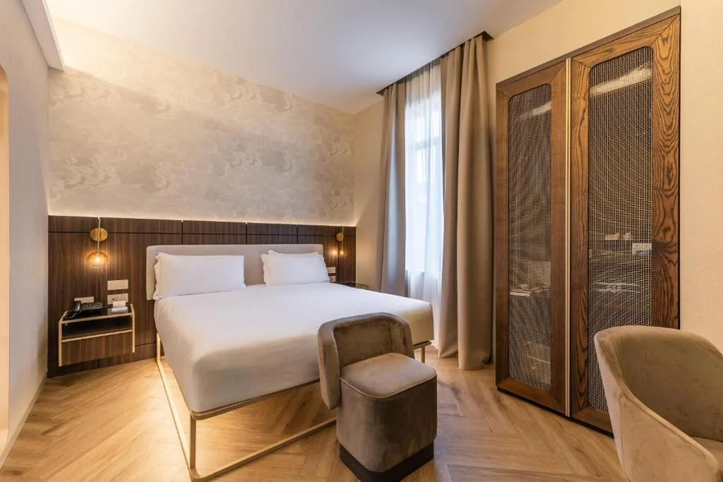 Camera Economy con letto matrimoniale e finestra interna sul corridoio — Hotel Raffaello – Sure Hotel Collection by Best Western