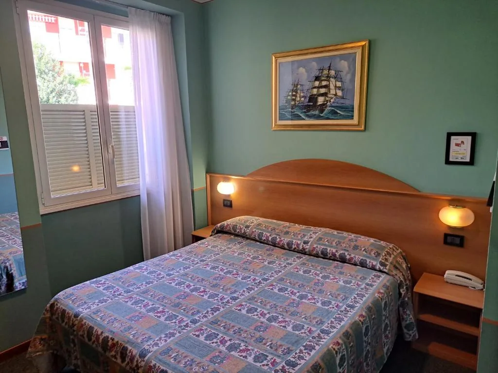 Camera Economy Matrimoniale/Doppia con Letti Singoli - Piano Terra — Hotel Azalea