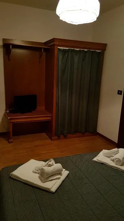 Economy Double Room with Two Single Beds — Hotel Castello