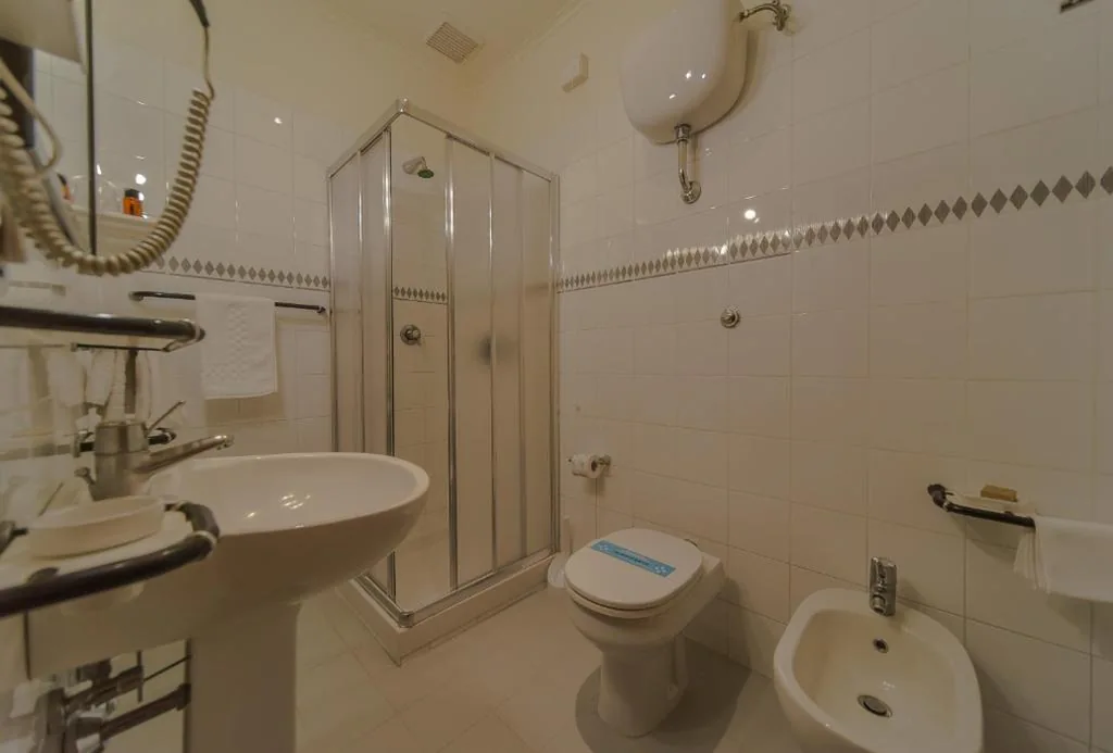 Camera Economy Matrimoniale/Doppia con Letti Singoli — Hotel Columbus sul Lago