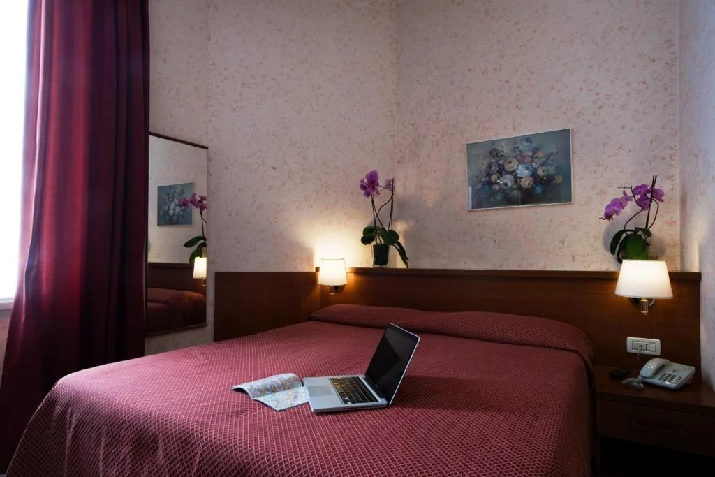 Camera Economy Matrimoniale/Doppia con Letti Singoli — Hotel Delle Muse