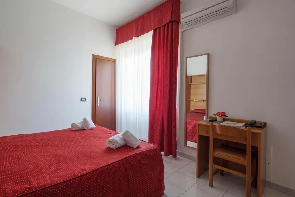 Camera Economy Matrimoniale/Doppia con Letti Singoli — Hotel Nella