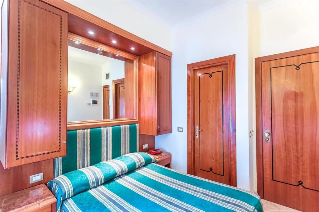 Camera Economy Matrimoniale/Doppia con Letti Singoli — Raeli Hotel Luce