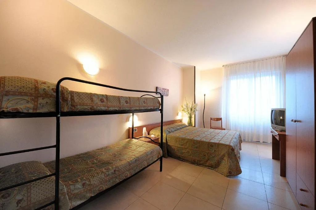 Camera Familiare (2 Adulti + 2 Bambini) — Hotel Arma Ristorante