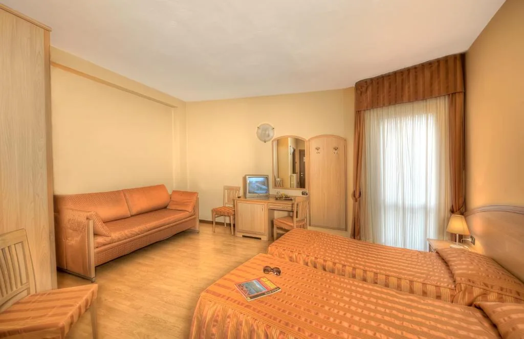 Family Room (2 Adults + 2 Children) — Hotel Residence Dei Fiori