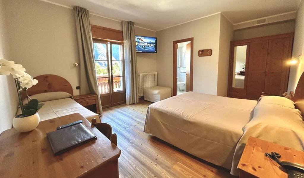 Family Room — Albergo Edelweiss – LareSpa
