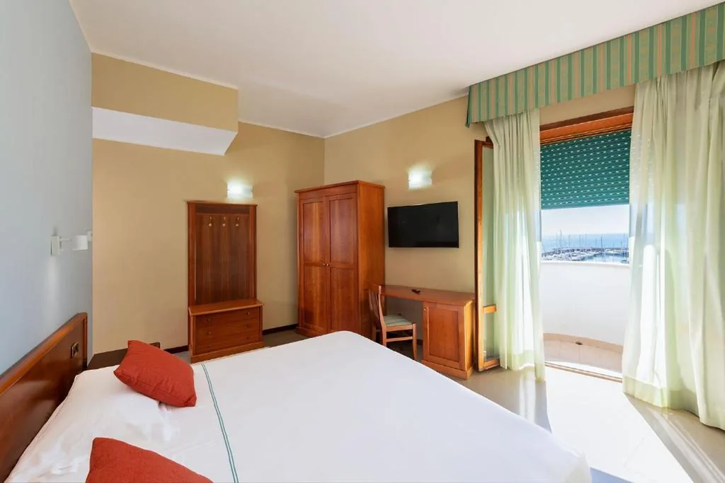 Camera Familiare Comfort (2 Adulti + 2 Bambini) — Astura Palace Hotel