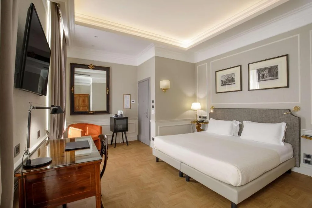 Family Room with 1 King-Size Bed and 1 Queen-Size Bed - Non-Smoking — Hotel Canada, BW Premier Collection
