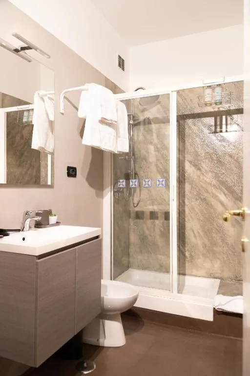 Camera Familiare con Bagno — Fair Suite Roma Termini