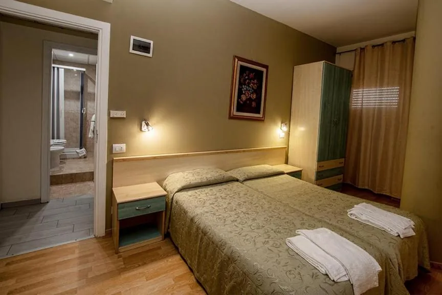 Camera Familiare con Bagno in Comune — Hotel Scacciapensieri