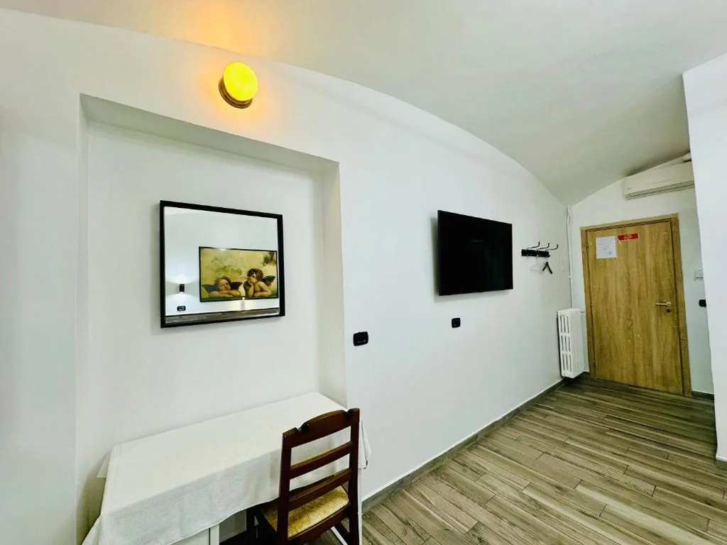 Family Room with Private Bathroom — Breking Roma