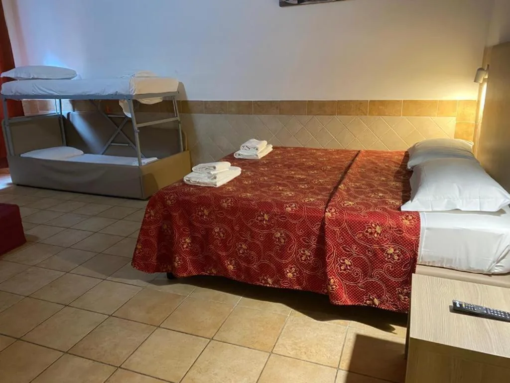 Camera Familiare con Bagno Privato — Hotel Alex Square