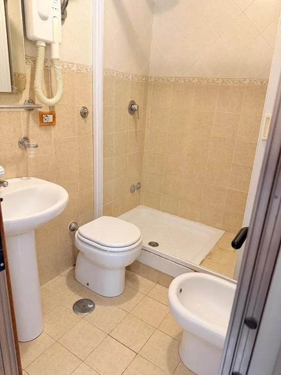 Camera Familiare con Bagno Privato — Hotel Bruna