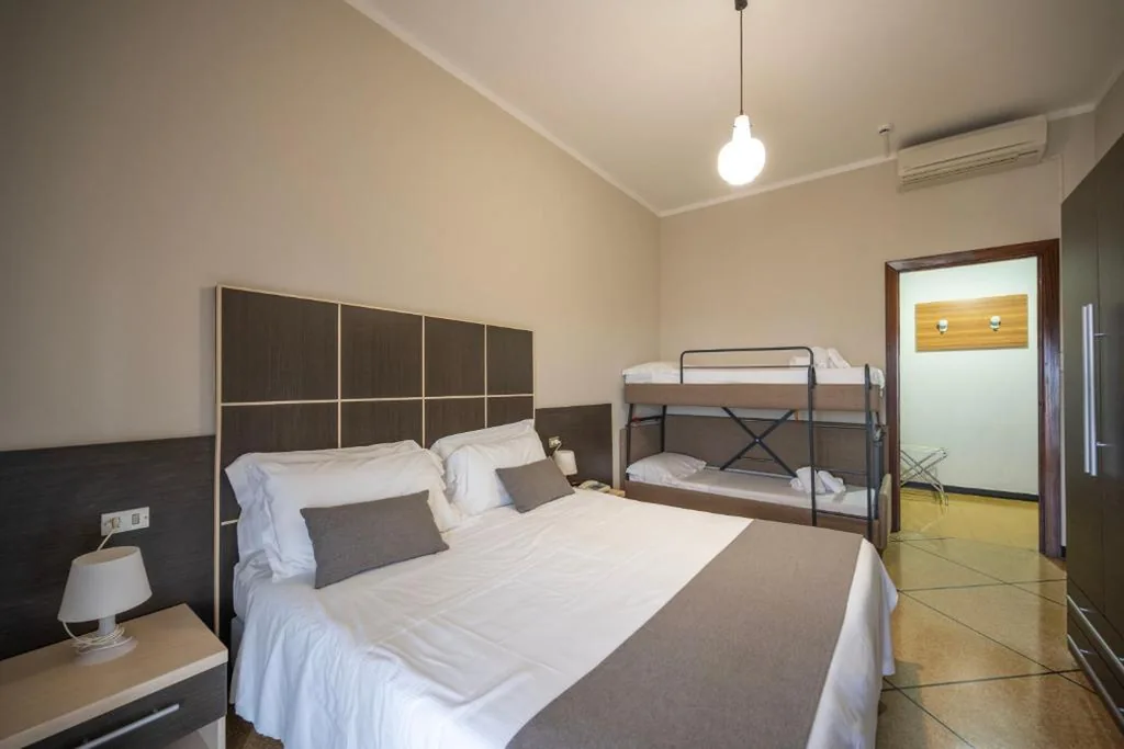 Camera Familiare con Balcone — Hotel Mediterraneo