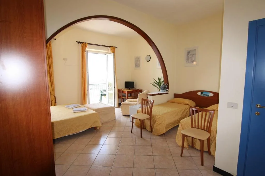 Camera Familiare con Balcone — Viviani Raffaella