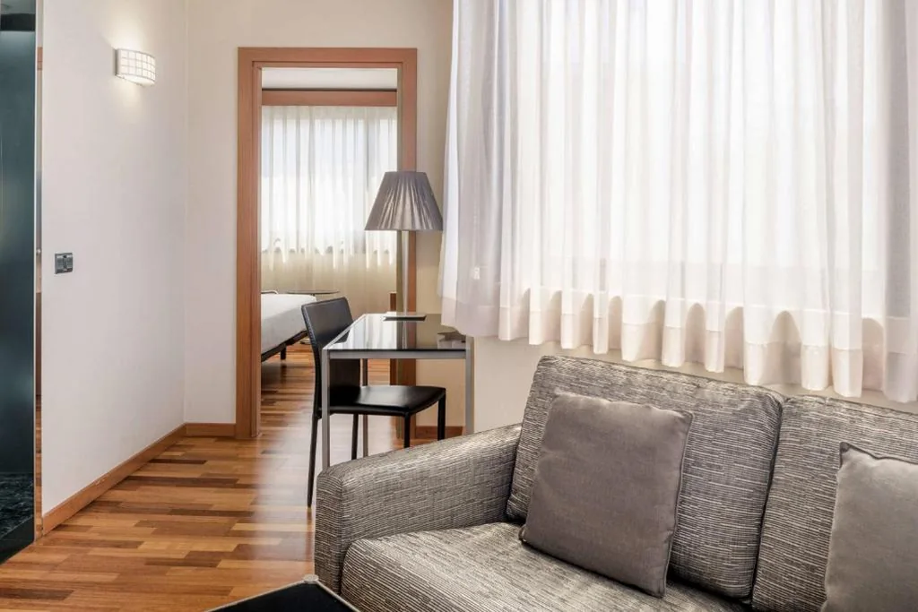 Camera Familiare con Letto King-Size e Divano-Letto — AC Hotel Genova by Marriott