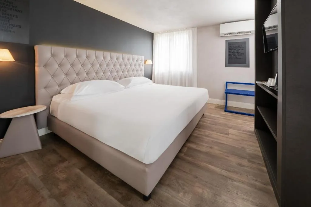 Camera Familiare con Vista Lago — Hotel Al Campanile – Luxury Suites & Apartments