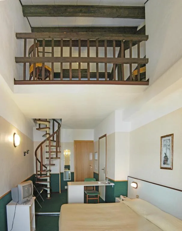 Family Room with Lake View - on 2 Levels — Hotel Eden