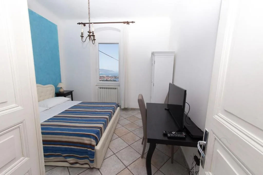 Family Room with Sea View - Separate Building — 88 Miglia