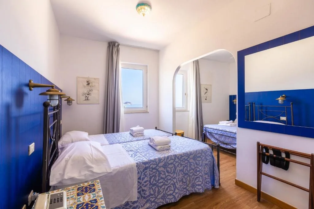 Camera Familiare con Vista Mare — Hotel Torre Dei Borboni