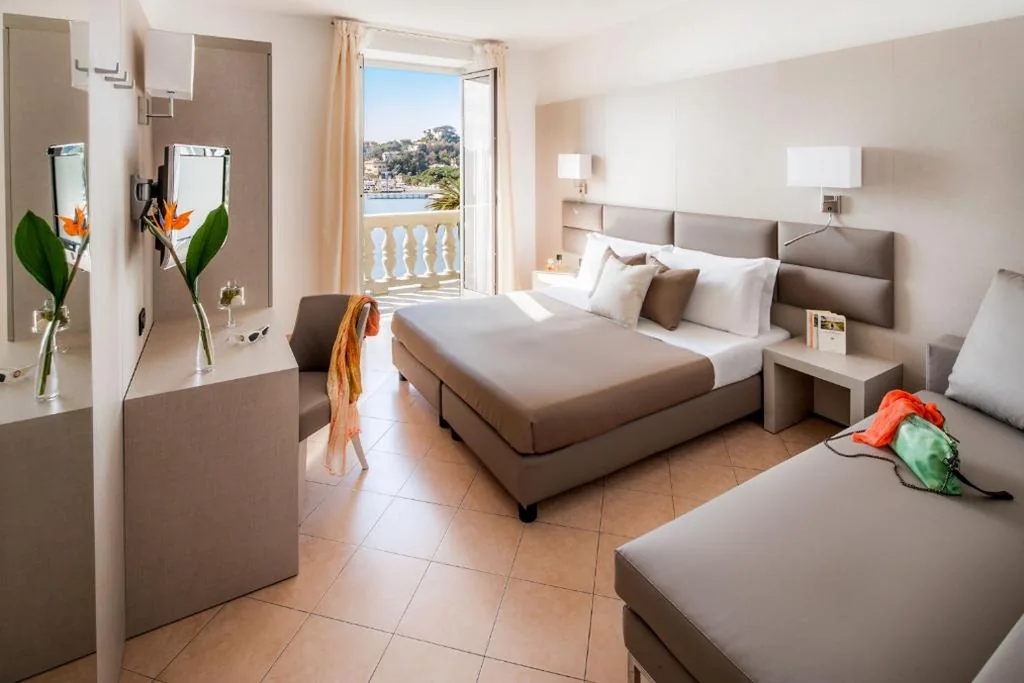 Camera Familiare con Vista Mare — Hotel Vesuvio