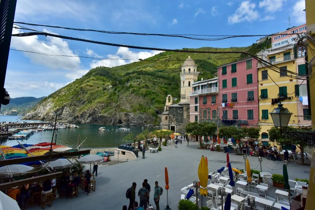 Family Room with Sea View — The Vernazza Main Plaza – Rooms & Suites