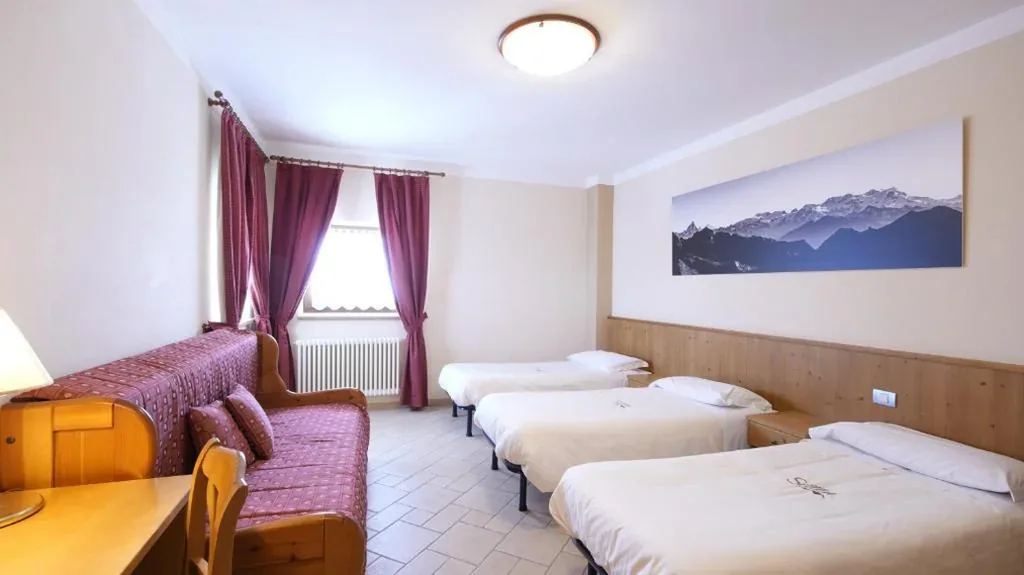 Camera Familiare con Vista Montagna — Albergo Ristoro Sitten – 2300 mt