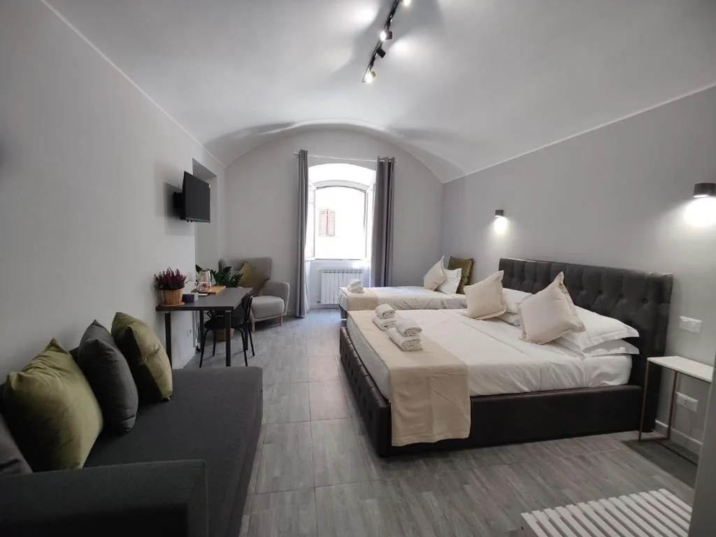 Camera Familiare — Holiday 168 Guest House