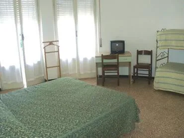 Camera Familiare — Hotel Mignon 50 MT DALLA SPIAGGIA E DALL’ISOLA PEDONALE