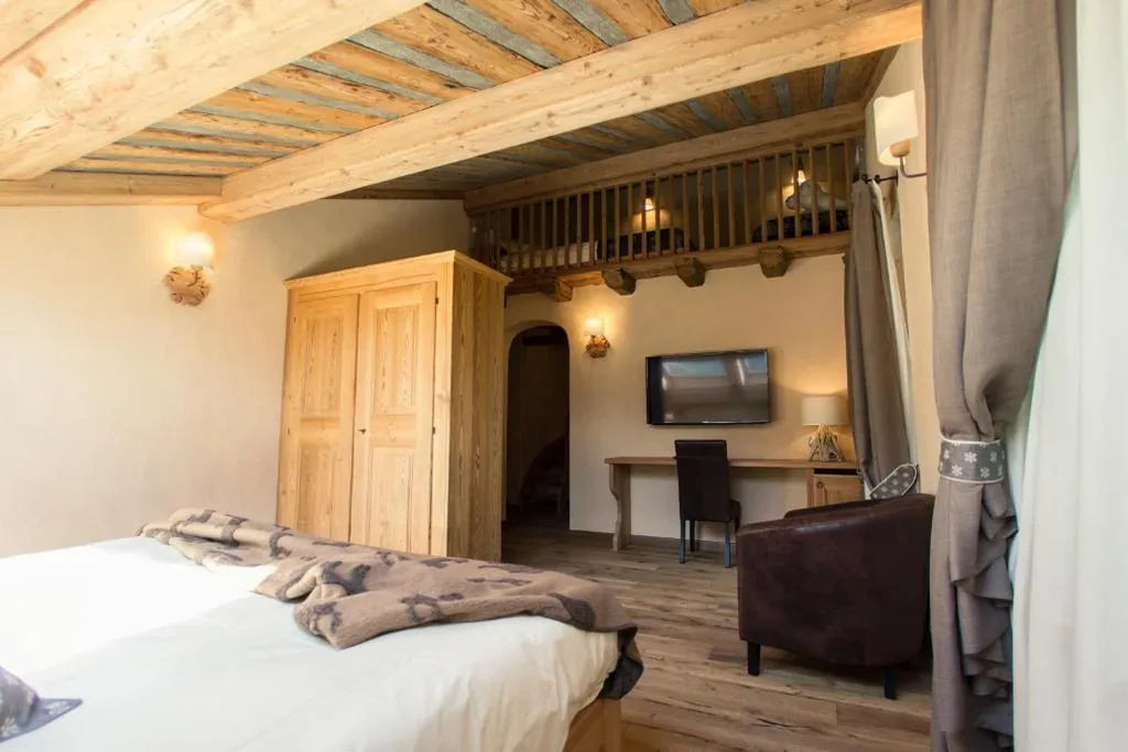 Two-Level Family Room — Hotel Les Montagnards