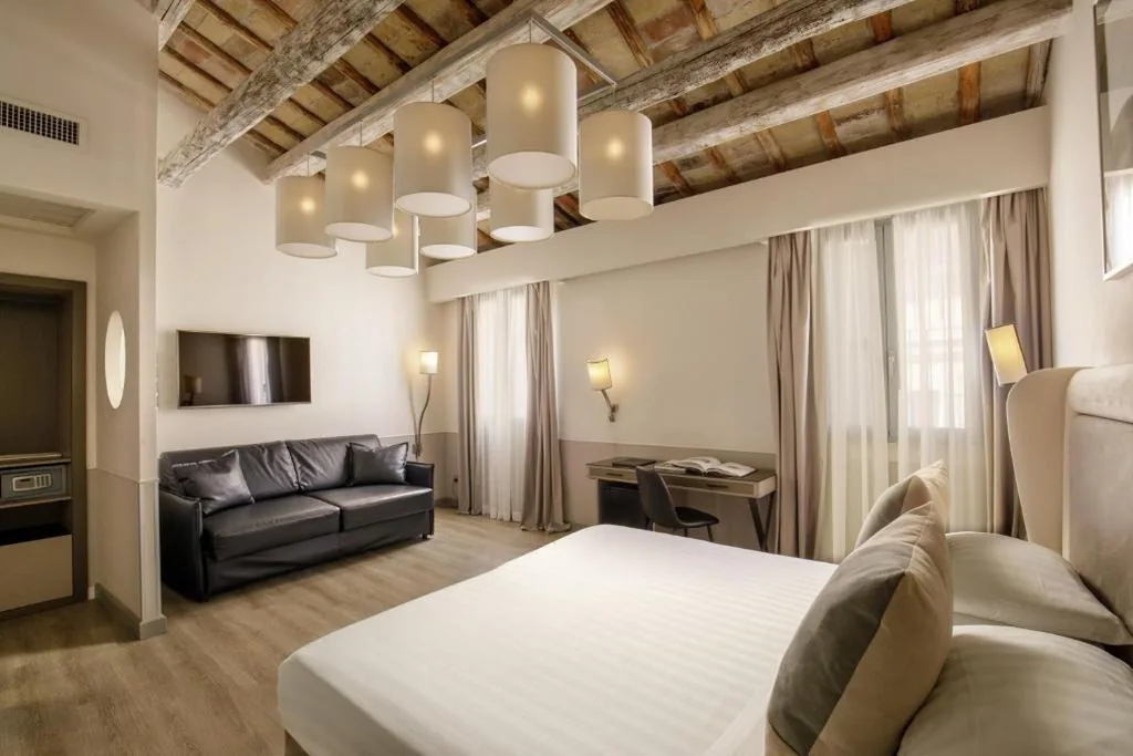 Camera Familiare - Via della Croce 15 — Condotti Boutique Hotel