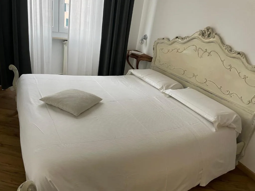 King Room with Balcony — Cavour16 rent bedrooms