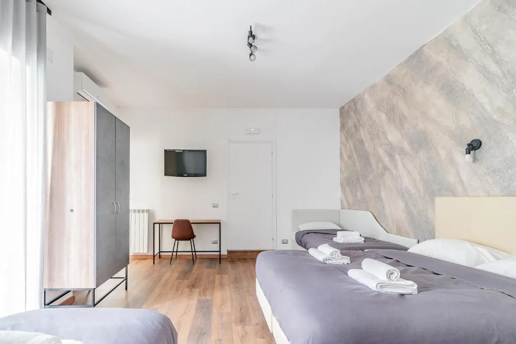 King Room with Balcony — Luciano Licia Guest House