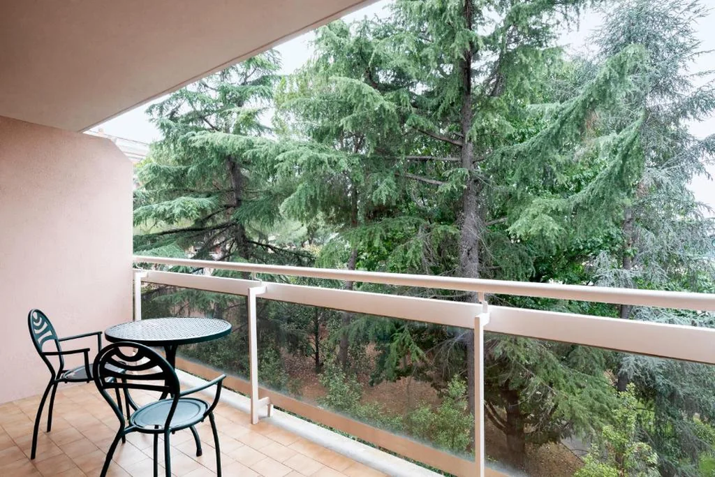 Camera King con Divano-Letto e Balcone — Courtyard by Marriott Rome Central Park