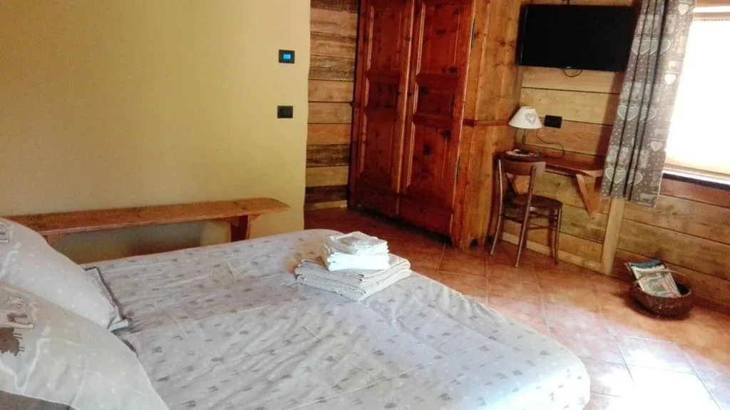 King Room with Shower and Wheelchair Access - Disability Access — La Barma