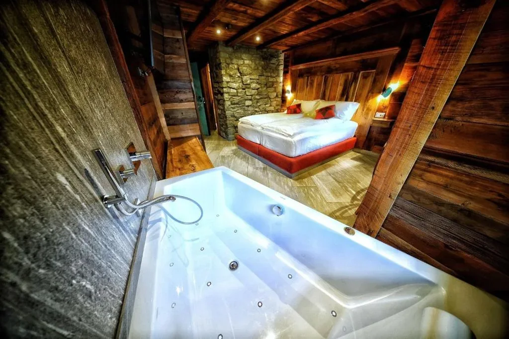 King Room with Jacuzzi — Café Quinson Relais de Charme