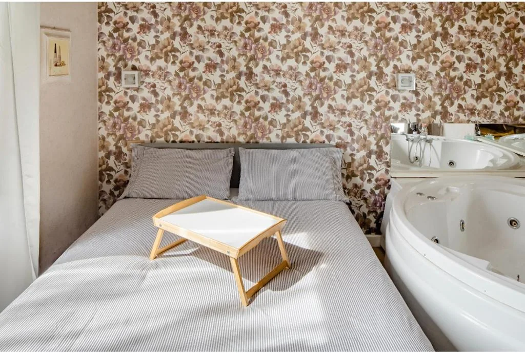 King Room with Hot Tub — Casa Lina
