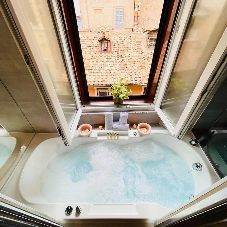 Camera King con Vasca Idromassaggio — Corso Suite 107 Rooms Wellness & Spa
