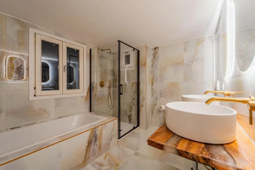 Camera King con Vasca Idromassaggio — Giulia Urban Retreat Suites