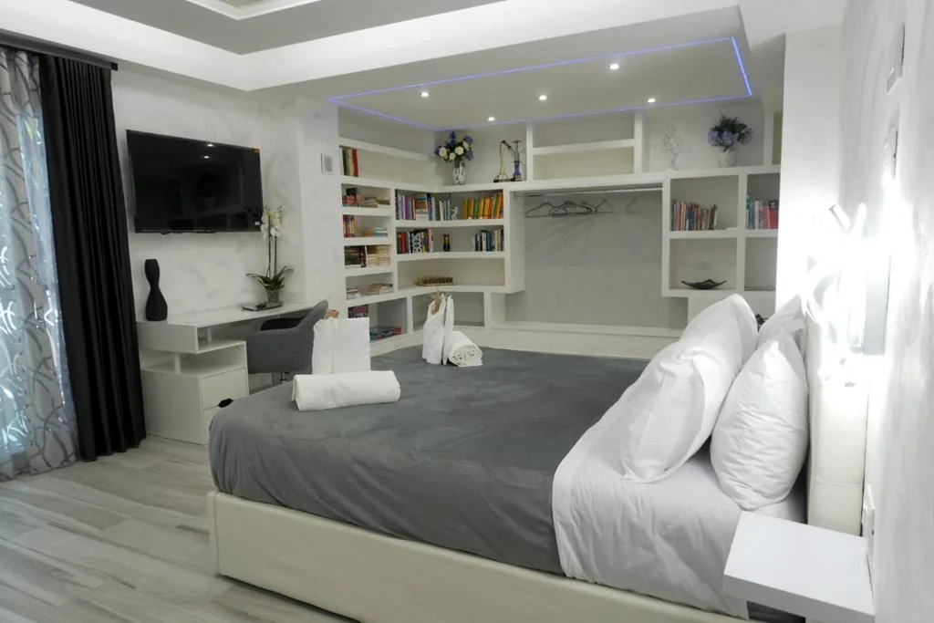 King Room with Hot Tub — HeySuite Villa – Luxury House Fiumicino – navetta FCO gratuita