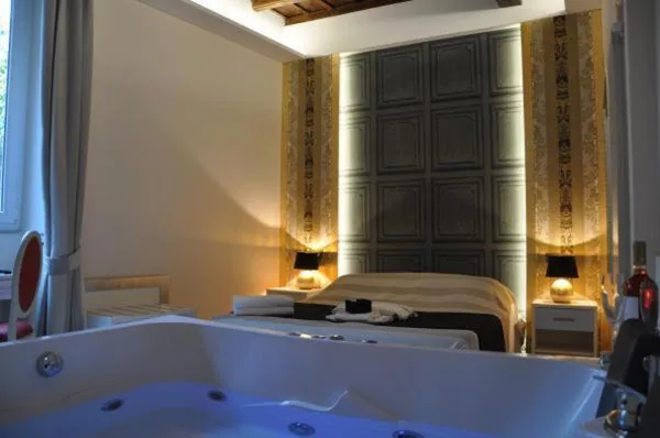 King Room with Whirlpool Tub — Hotelier 51
