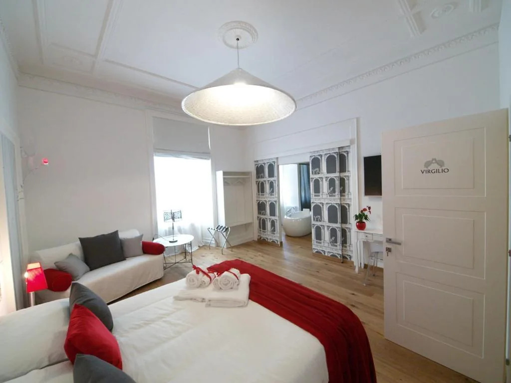 King Room with Whirlpool Bathtub — La Casa delle Tartarughe