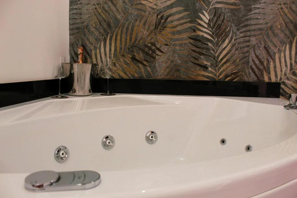 Camera King con Vasca Idromassaggio — Lion Luxury rooms