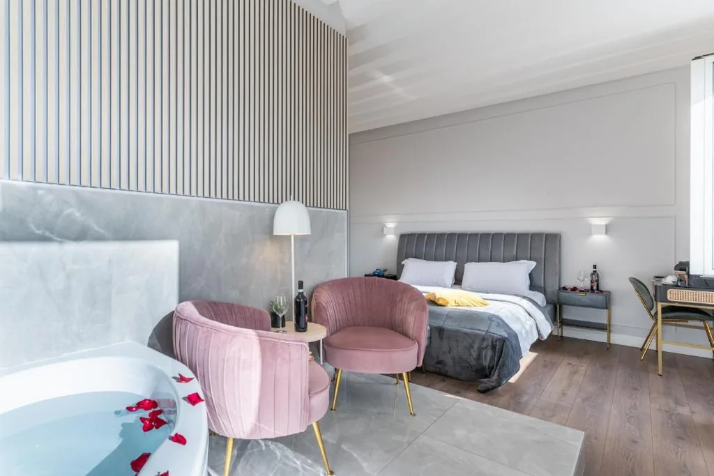 King Room with Hot Tub — Rome Plaza Suites, Luxury Collection