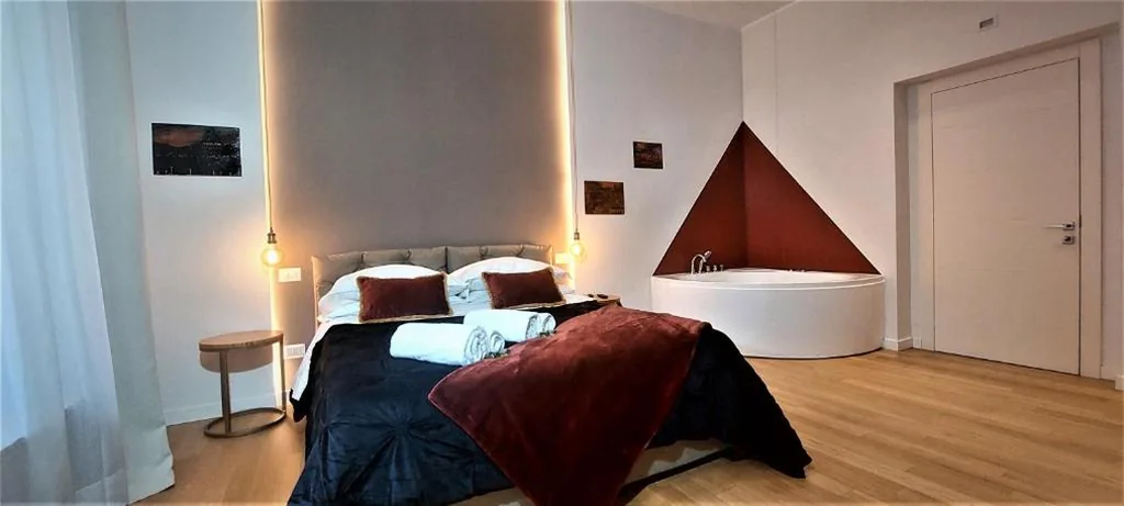 King Room with Hot Tub — Vatican Rome Suite