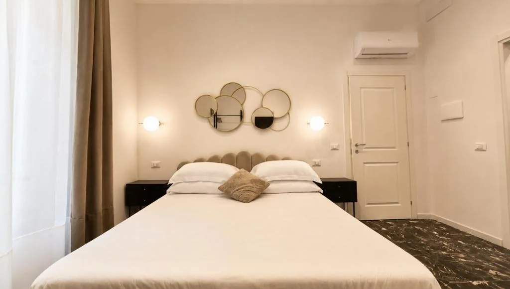 King Room with Hot Tub — Ventuno Dei Luxury Suites Via Cola di Rienzo