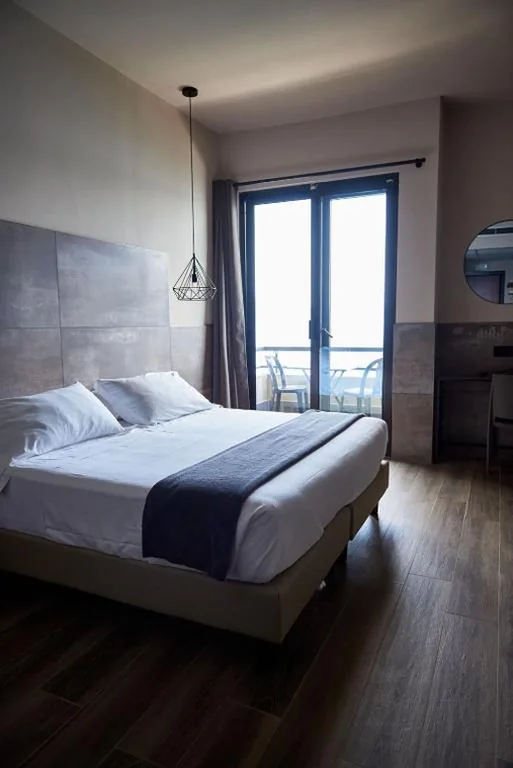 King Room with Lake View — Hotel Concorde