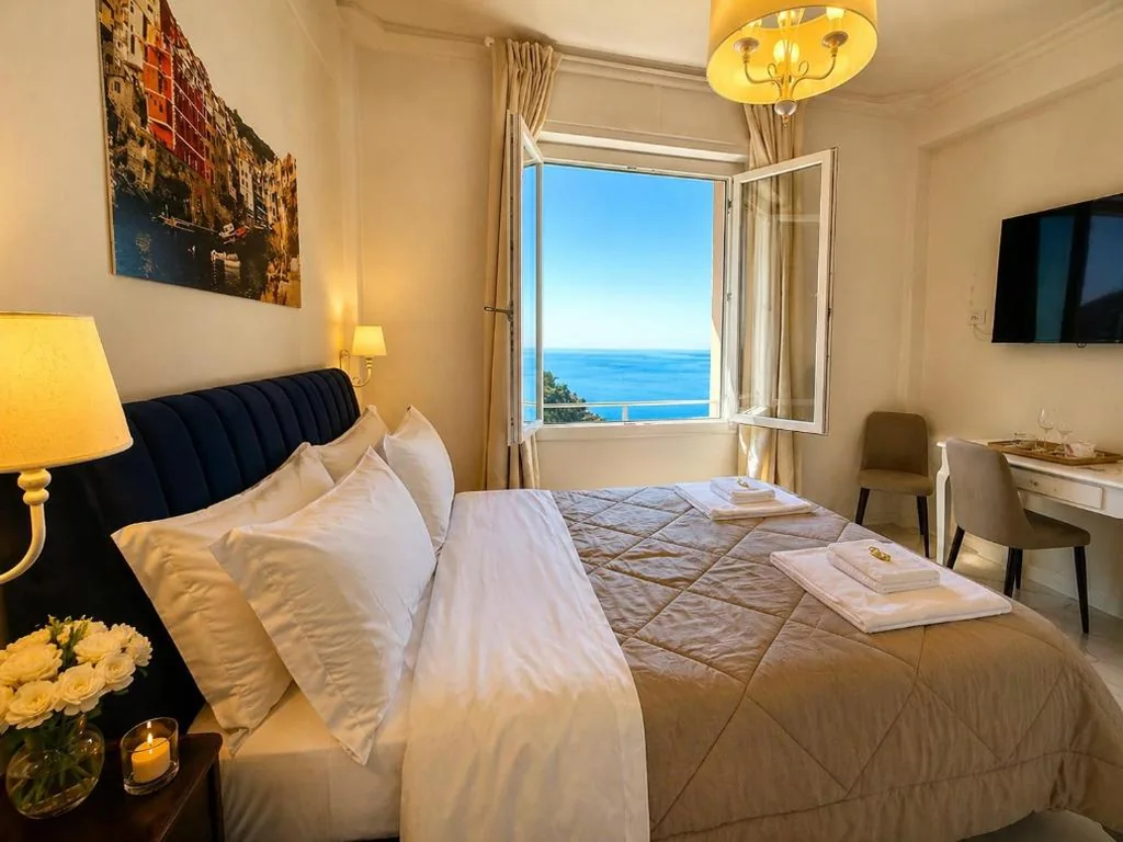 Camera King con Vista Mare — Vertigini Suites, Il Rifugio dell Amore per SOLE COPPIE , A 50m dalla Stazione e dalla Via dell Amore con Vista Mare e Intimità Appagante