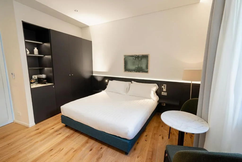 King Deluxe Room — Eternal Suites Rome